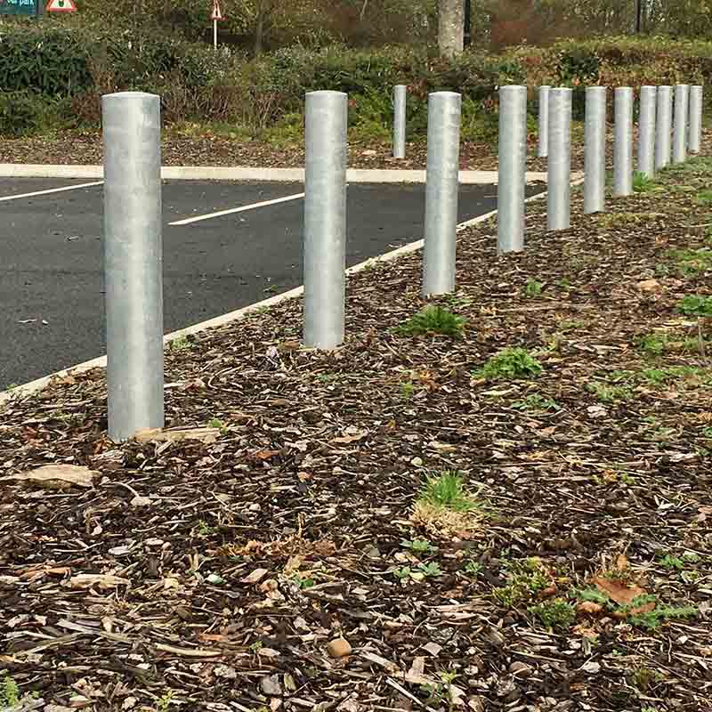 Heavy-duty galvanised bollards